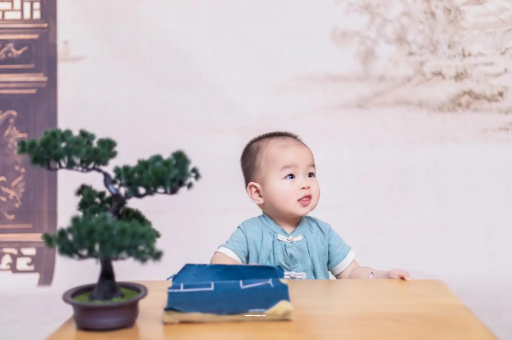 宁德怀孕肚子中间凹两边凸